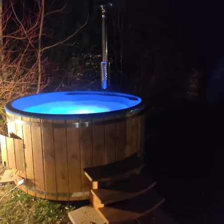 Semesterbostad Z Jacuzzi *